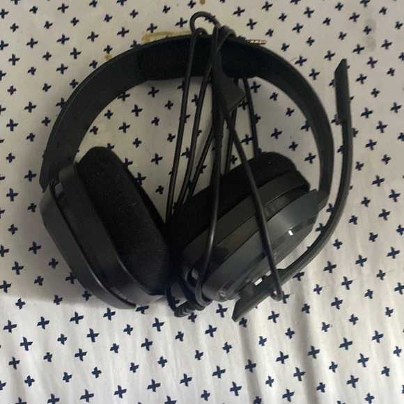 I’m selling my Astro A10 gaming headset, it’s used but in amazing condition. - Picture 1 of 5